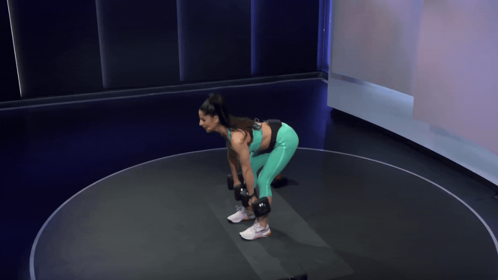 Assal Arian doing a deadlift