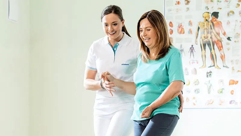 Mit Orthesen – Hilfsmitteln, wie Bandagen oder Schienen, die stabilisieren, entlasten, ruhigstellen oder Gliedmaßen oder den Rumpf führen – unterstützen wir die Behandlung von Menschen auf der ganzen Welt. Menschen mit Teillähmungen in den Beinen, machen zum Beispiel unsere Lähmungsorthesen mobil.