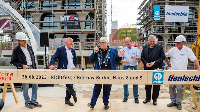 (c) Marion Schönenberger | from left to right: Steffen Müller, Projektleiter Dreßler Bau / Kai Wegner, Governing Mayor Berlin / Hans Georg Näder, Owner of Ottobock and chairman of the board / Bernd Kemmerling, Project manager Bötzow Berlin / Harald Müller, Partner of David Chipperfield Architects Berlin / Heiko Panzner, Polisher of Hentschke Bau