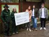 Bernd Nonnenmacher and Sabrina Schröder (from left) from the Alternative Bear Park Worbis accept the donation from the Ottobock junior company from Lara Bendix, Paul Bultmann and Nick Godau.