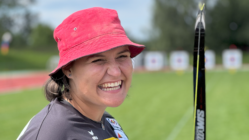 Para-Bogenschützin mit Ottobock Sportprothese