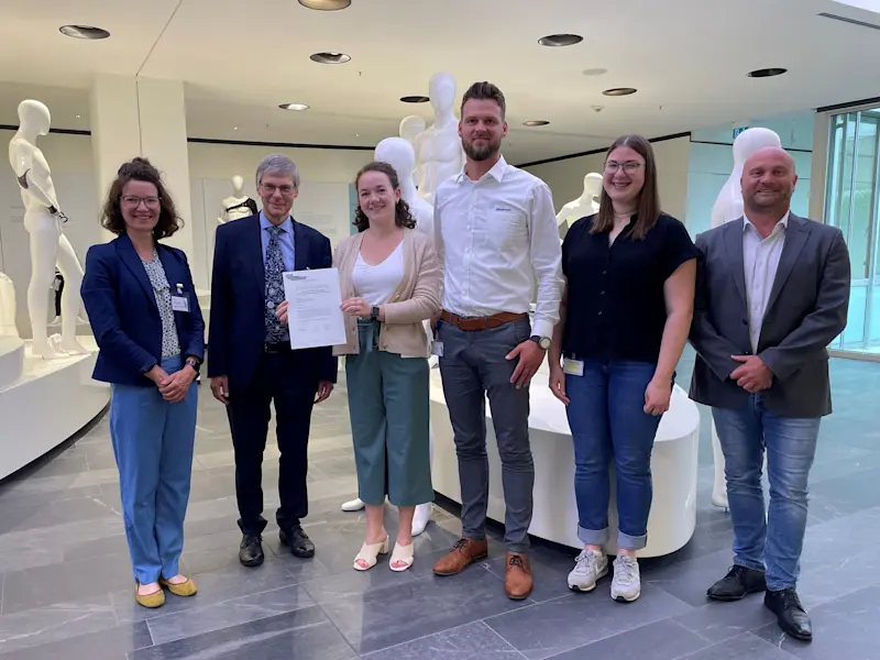 Prof. Dr. Wolfgang Viöl (Vice President of the HAWK Göttingen) presented a certificate to the training team led by Céline Cepeda Rodriguez (Personnel Officer Training, Ottobock).