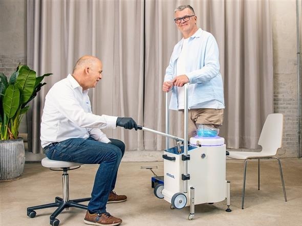 Orthopedic technician demonstrating the hydronetic lumeo uv curing system used for fast and precise curing in orthotic and prosthetic fabrication workshops
