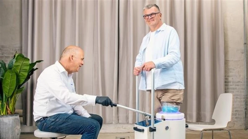 Orthopedic technician demonstrating the hydronetic lumeo uv curing system used for fast and precise curing in orthotic and prosthetic fabrication workshops