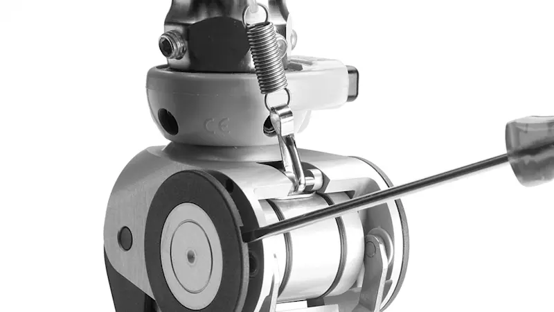 Großaufnahme eines Bremskniegelenks mit Sperre