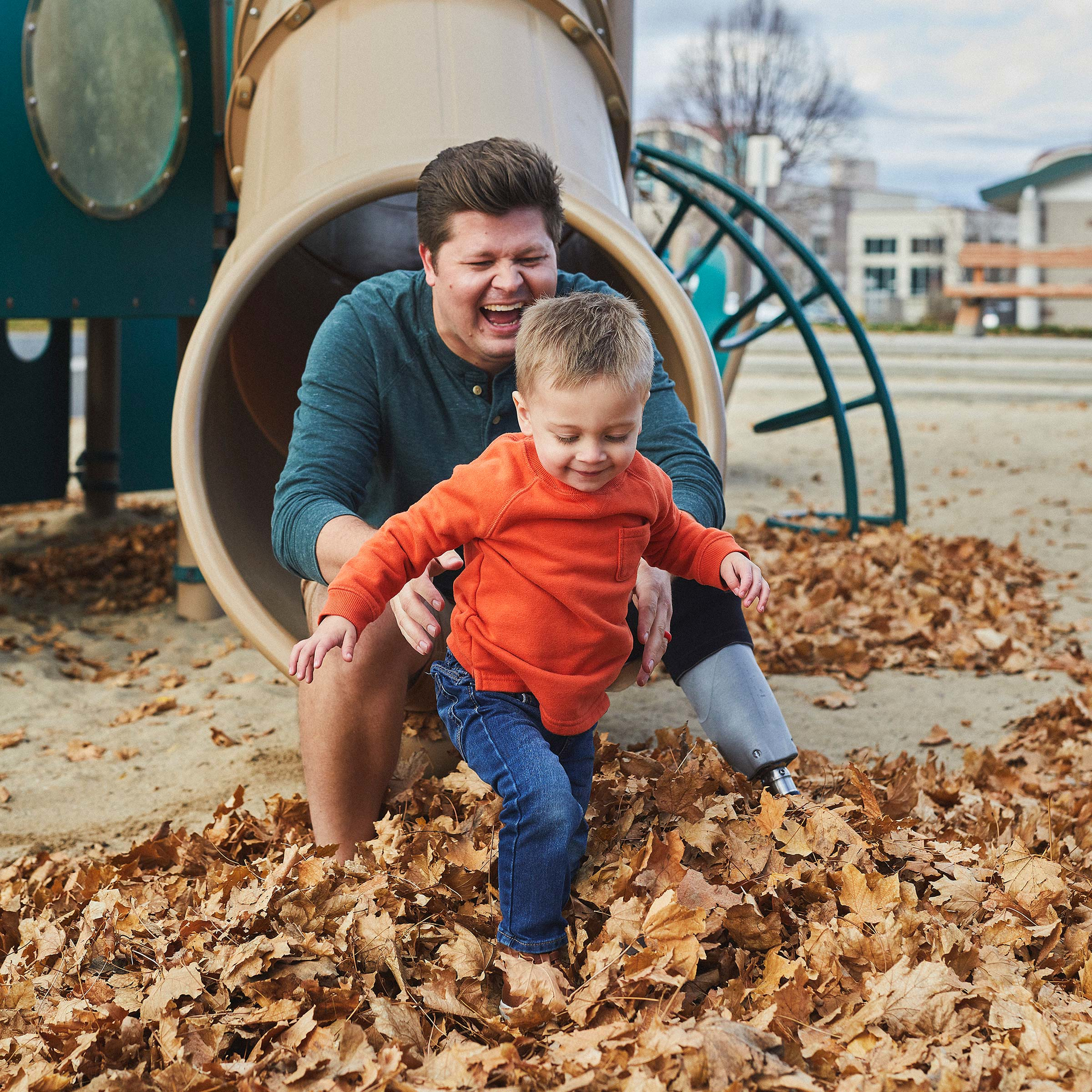 MyFit TT Anwender Dilon Stephens spielt mit seinem Kind auf dem Spielplatz.