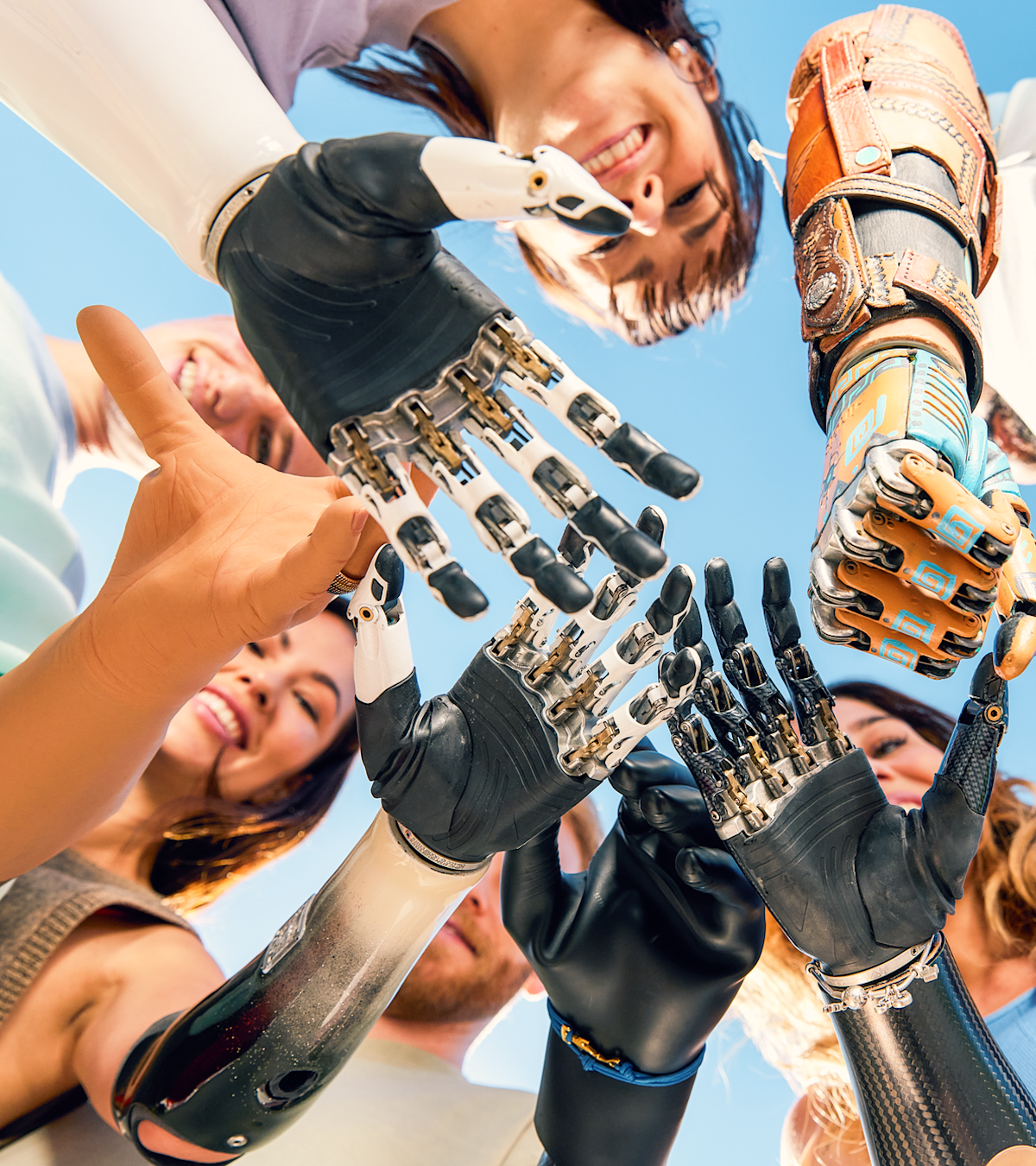 Ottobock Anwender mit Handprothesen im Kreis stehend.