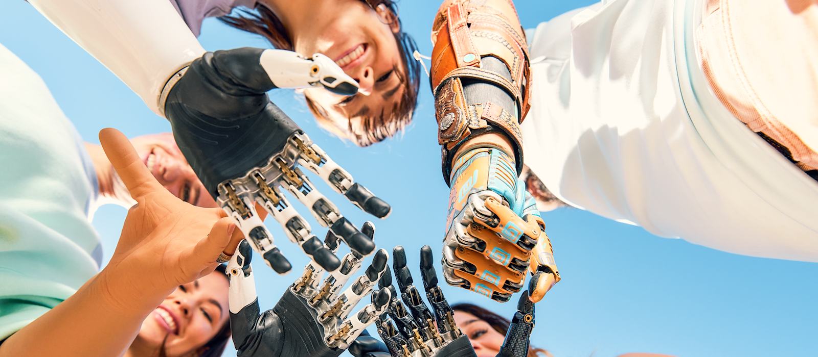 Ottobock Anwender mit Handprothesen im Kreis stehend.