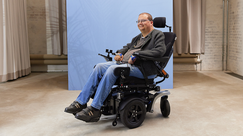Ob draußen oder drinnen, im Sitzen, Halbstand oder Liegen bietet der individualisierbare Elektro-Rollstuhl Juvo B7 Komfort, Selbstvertrauen und Sicherheit.