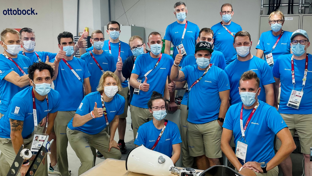 Das Ottobock Technical Service Team steht in der Werkstatt im Paralympischen Dorf bereit.
