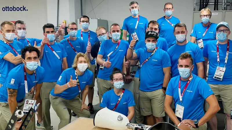 Das Ottobock Technical Service Team steht in der Werkstatt im Paralympischen Dorf bereit.