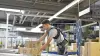 Das Exoskelett Paexo Back unterstützt MitarbeiterInnen der Logistikbranche bei anstrengenden Hebetätigkeiten.