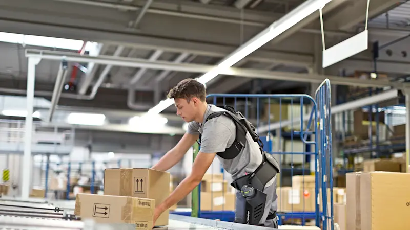 Das Exoskelett Paexo Back unterstützt MitarbeiterInnen der Logistikbranche bei anstrengenden Hebetätigkeiten.