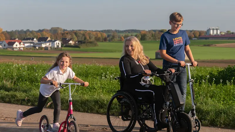 Exopulse Mollii Suit Anwenderin Kerstin mit ihrer Familie