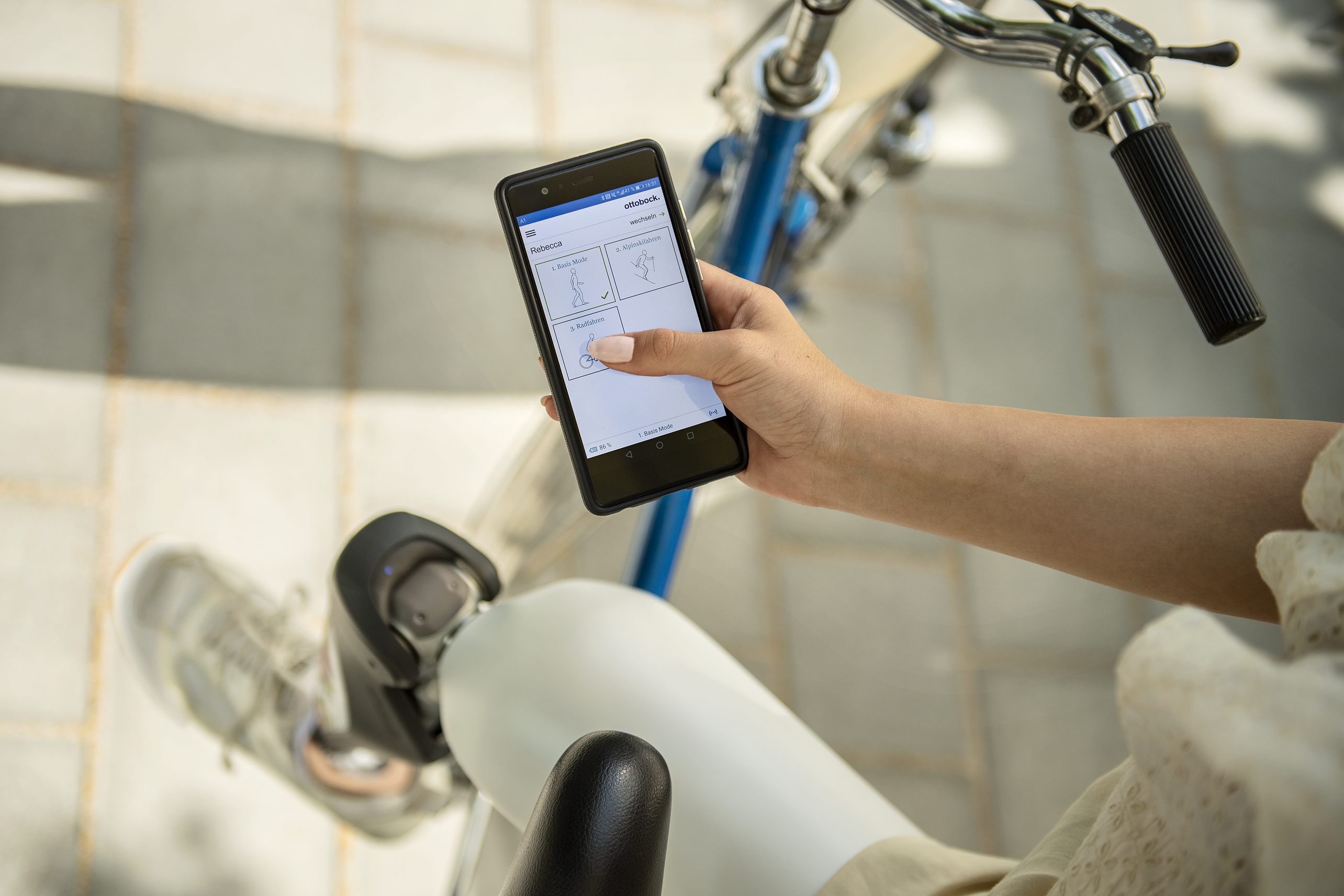 Equipping a prosthesis with a small computer enabled users to walk more naturally and safely. The microprocessor can evaluate data from integrated sensors and control the leg depending on the ground conditions.