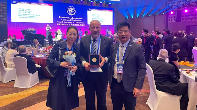 Bei der Preisverleihung: Tracy Wang, External Affairs and Branding Operation Director of Ottobock China, mit Kevin Harney, Regional President Asia Pacific und QB Huang, General Manager of Ottobock China (v.l.)