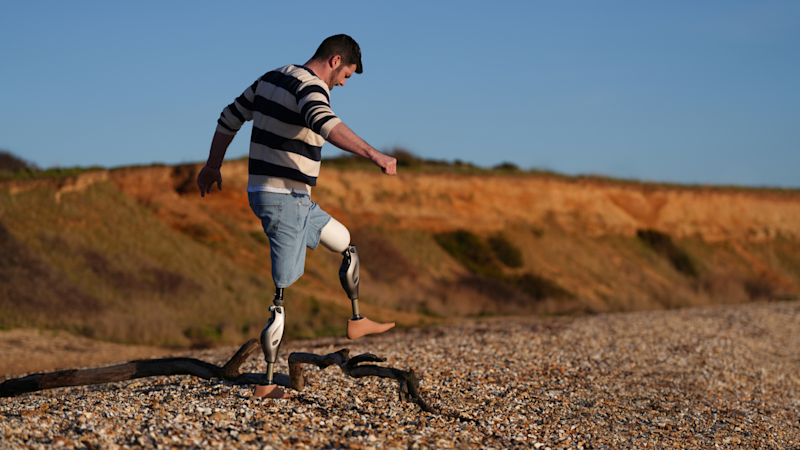 Das mechatronische Prothesenkniegelenk Genium X4 bietet eine höhere Performance, reagiert schneller auf die Impulse der AnwenderInnen und fühlt sich gleichzeitig geschmeidiger an beim Gehen.