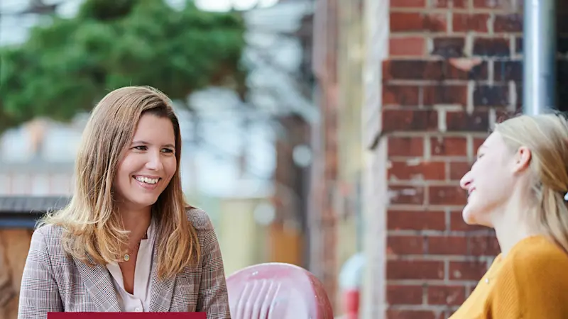 Grafik, die das Nachhaltigkeitsziel 8 (Menschenwürdige Arbeit und Wirtschaftswachstum) abbildet