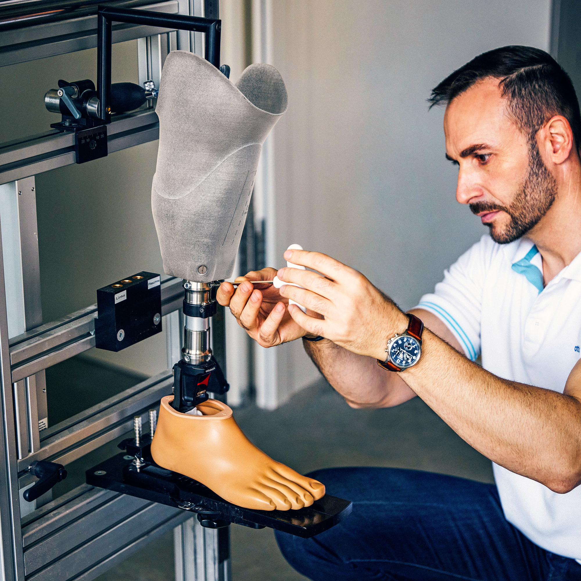 Wolid Sharif, Ortopädietechniker, schraubt den MyFit TT Prothesenschaft an einen Fuß in seiner Werkstatt.