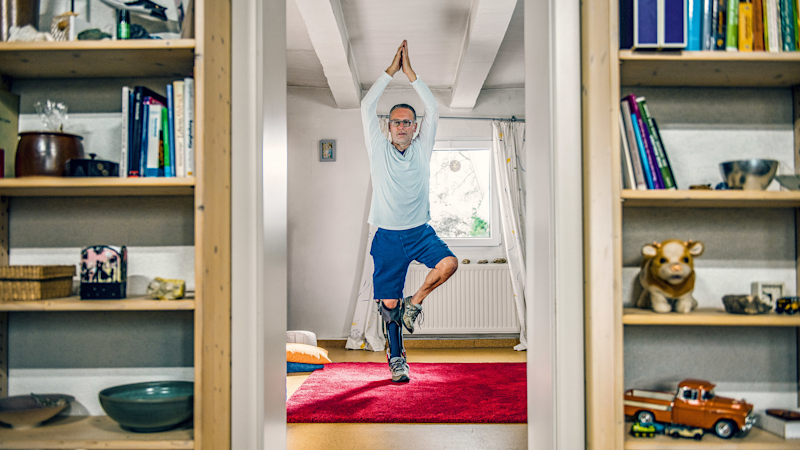 C-Brace Anwender Wolfgang beim Yoga