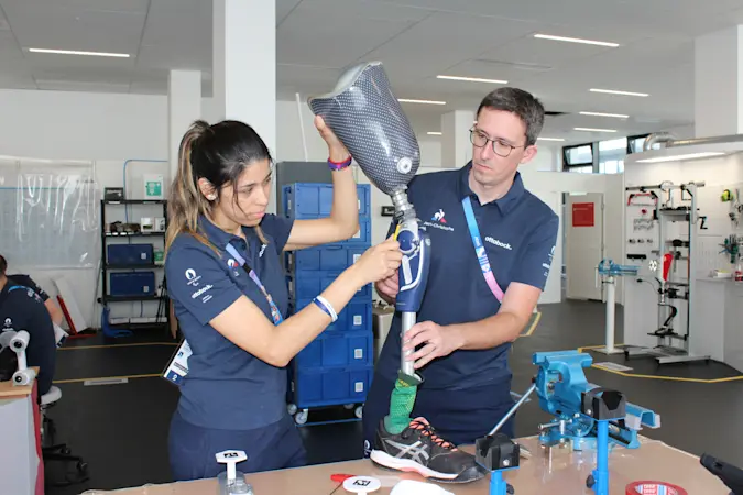 Paris 2024 Techniker reparieren eine obere Knieprothese im Reparatur-Service-Center im Paralympischen Dorf in Paris.