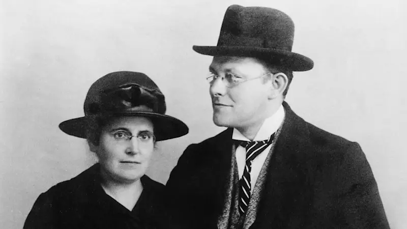 Schwarz-weiß-Foto von Otto Bock mit Hut und Marie Bock