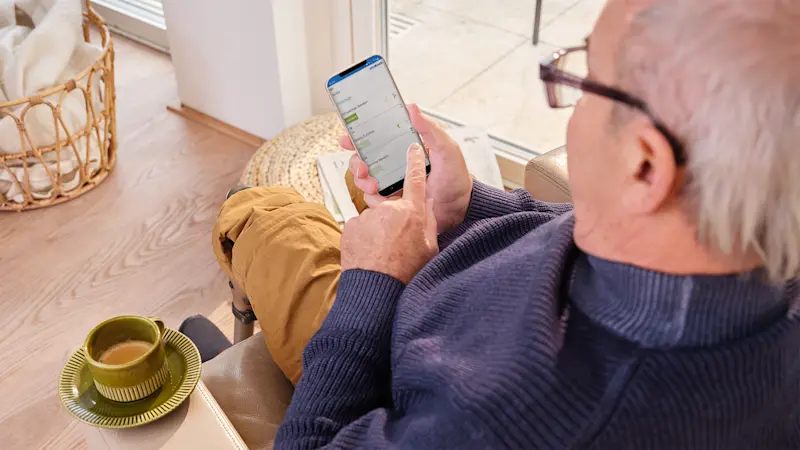 Kenevo Ottobock Anwender mit seiner App.