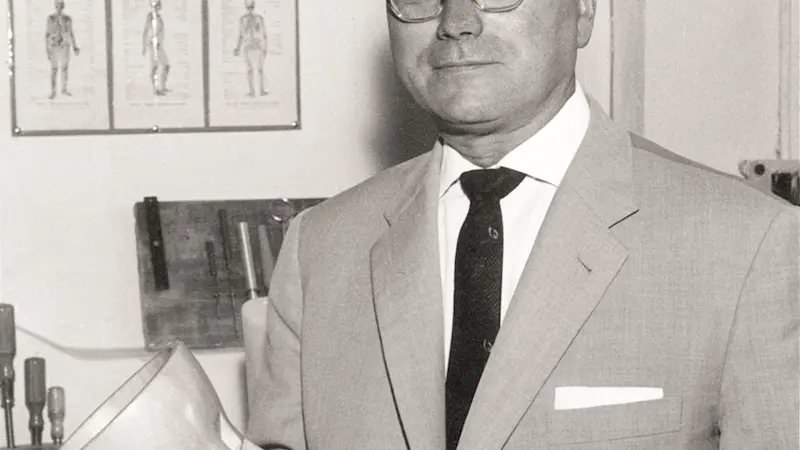 Dr. Max Näder mit einem Jüpa-Knie