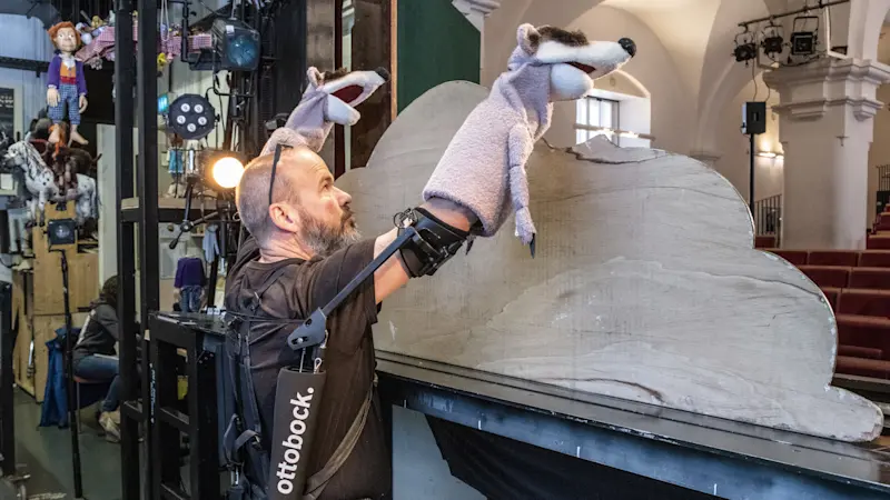 EXOSKELETON TAKES STRAIN OFF PUPPETEERS