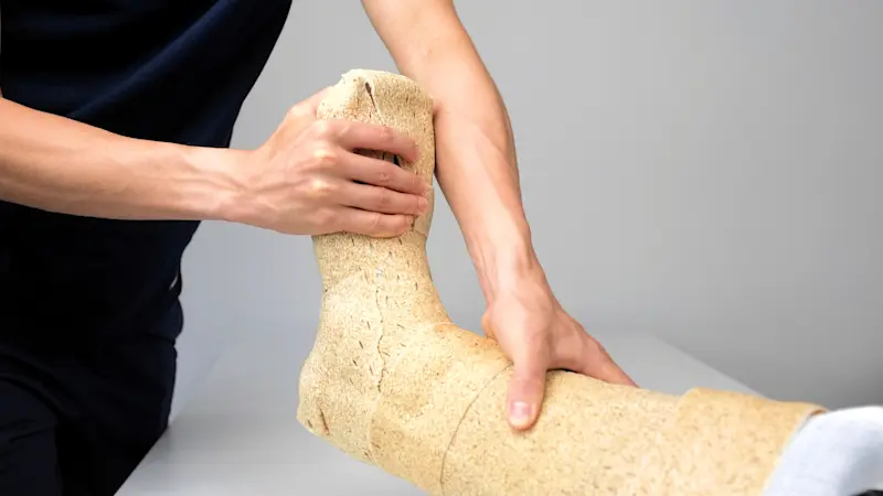 Das nachhaltige Thermoplast WOODCAST auf Espenholz- und Polymerbasis ist doppelt so stabil wie Gips, ähnlich wie Fiberglas.