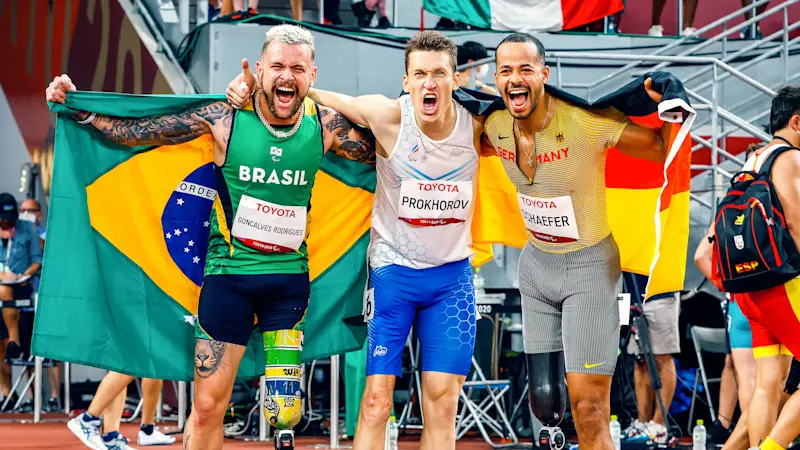 Three Paralympic athletes. One of them is Leon Schäfer and he wears an Ottobock prosthesis.