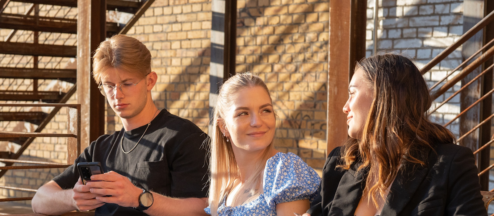 Prosthesis users sit together on the rooftop patio on bötzow