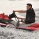 Mann mit einer Beinprothese Genium X3 fährt auf einem rot-grauen Jetski im Wasser.