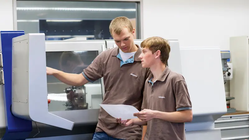 Zerspanungsmechaniker_zwei Azubis an Maschine