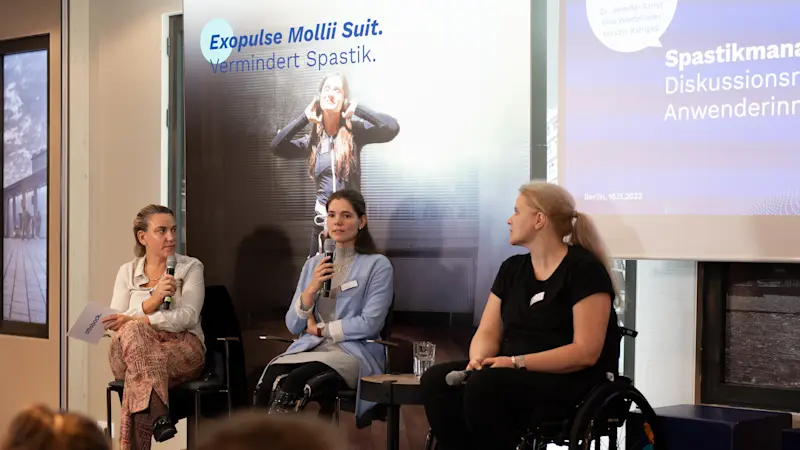 Sina Wiedemeier (Mitte) und Kerstin Rathgeb (rechts) brachten in der Diskussionsrunde "Spastikmanagement im Alltag" mit Dr. Jennifer Ernst (links) die Patientinnenperspektive ein.
