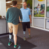 Jeffrey Waldmuller, Prothetiker, begrüßt einen Beinprothesen-Träger. Beide tragen den MyFit TT Schaft.