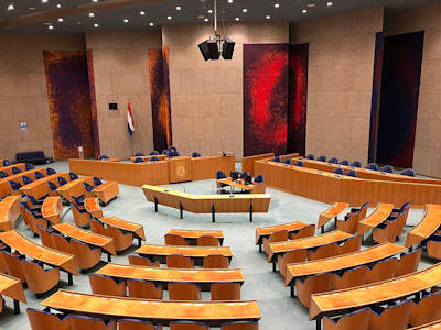 Plenaire zaal Tweede Kamer landschap - Door Husky - Eigen werk, CC BY 4.0, https://commons.wikimedia.org/w/index.php?curid=73980745
