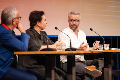 Robin Berjon van Modal Foundation in discussie met Marleen Stikker van Waag Futurelab tijdens Public Spaces 2026