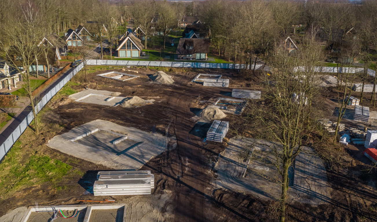 De bouw van de laatste fase van Het Weidebos op Familieresort PUUR Exloo is gestart!