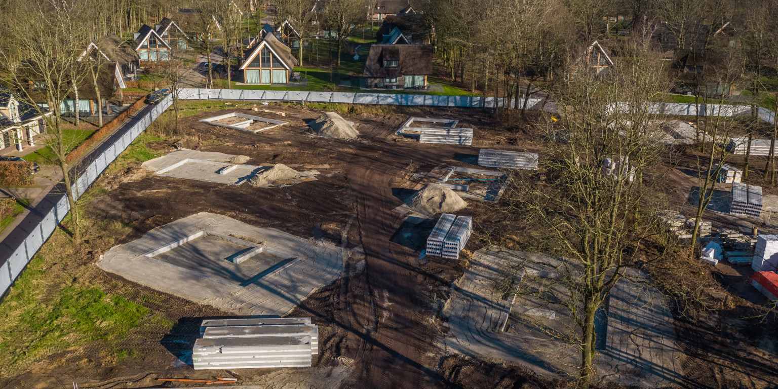 De bouw van de laatste fase van Het Weidebos op Familieresort PUUR Exloo is gestart!