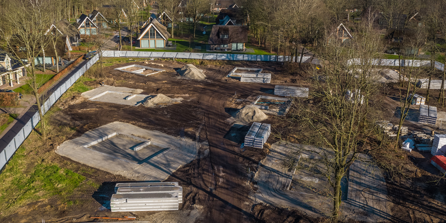 De bouw van de laatste fase van Het Weidebos op Familieresort PUUR Exloo is gestart!