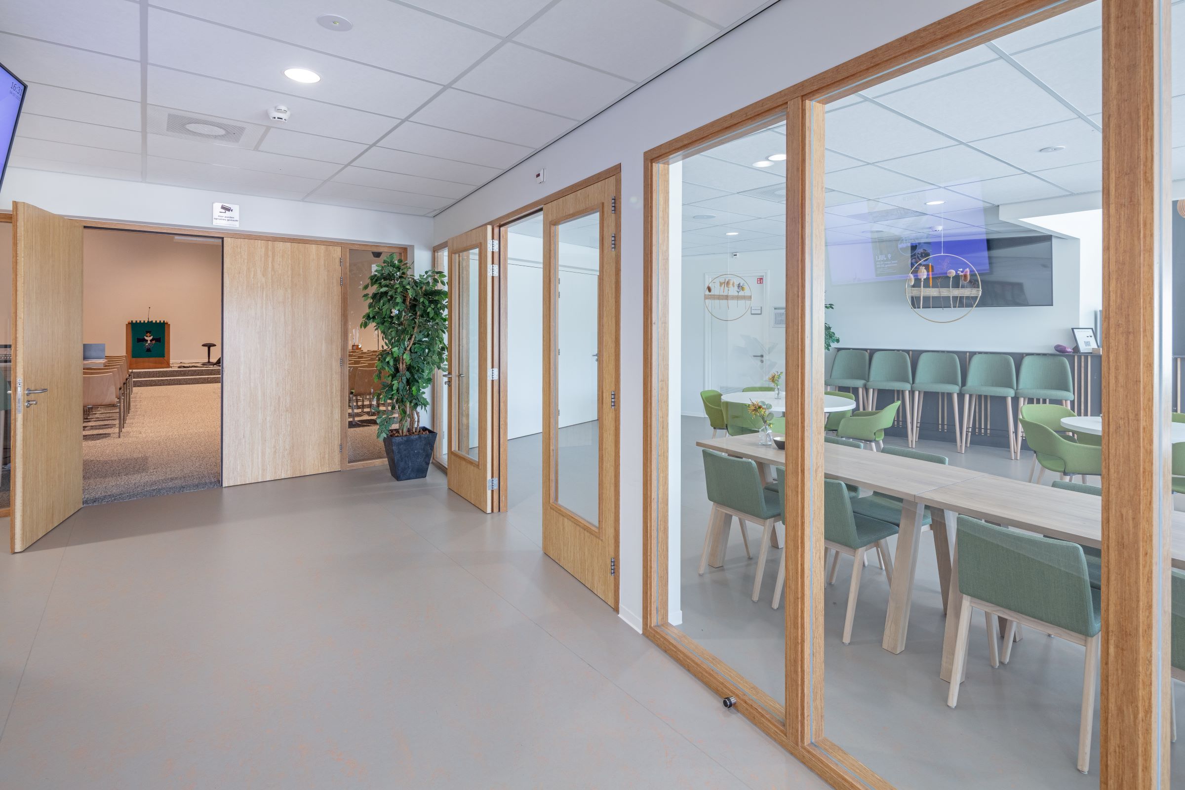 Kerkzaal met ontmoetingsruimte