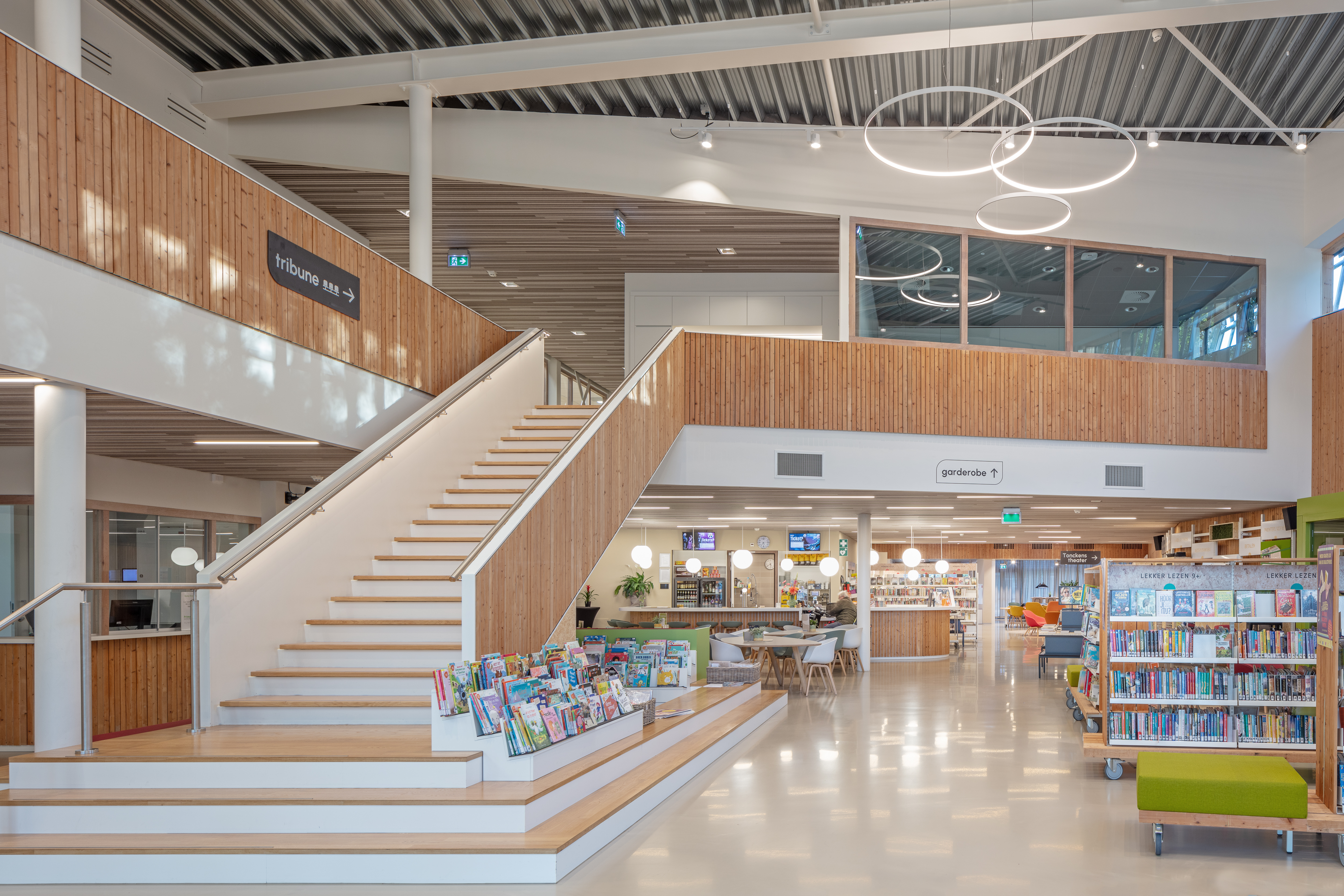 Trap in multifunctioneel centrum geschikt voor voorleesdagen voor bibliotheek