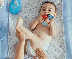 Zahlreiche Stunden zeigen: Die richtige Pflege unterstützt die Babyhaut bei ihren wichtigen Aufgaben. Erkunde hier mehr zum Thema Pflegewissen.