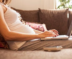 WAS BRAUCHT DEIN BABY WIRKLICH? LADE HIER EINE CHECKLISTE MIT DEM WICHTIGSTEN ZUBEHÖR FÜR DIE ERSTAUSSTATTUNG HERUNTER UND SPARE DABEI ZEIT UND GELD - DENN DU KONZENTRIERST DICH AUF DAS WESENTLICHE!