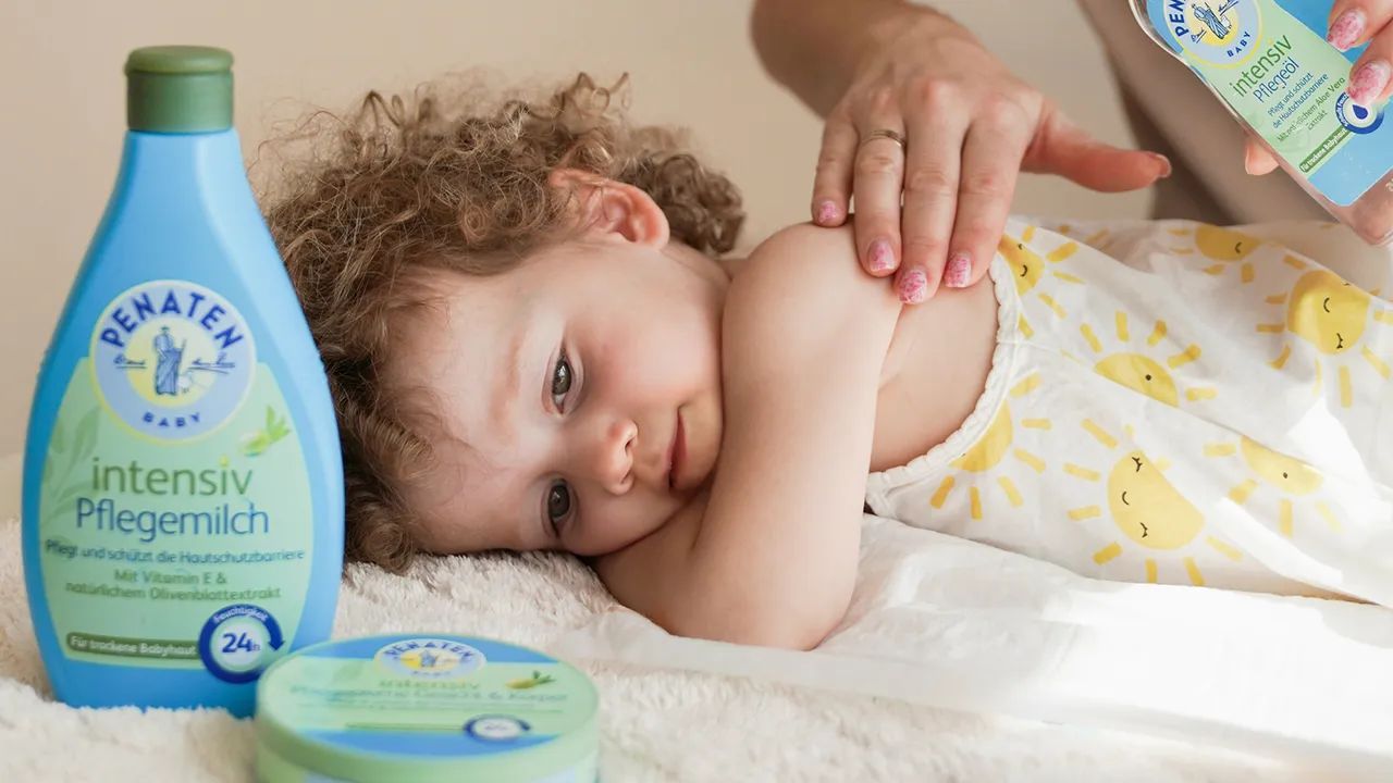 Baby wird sanft massiert