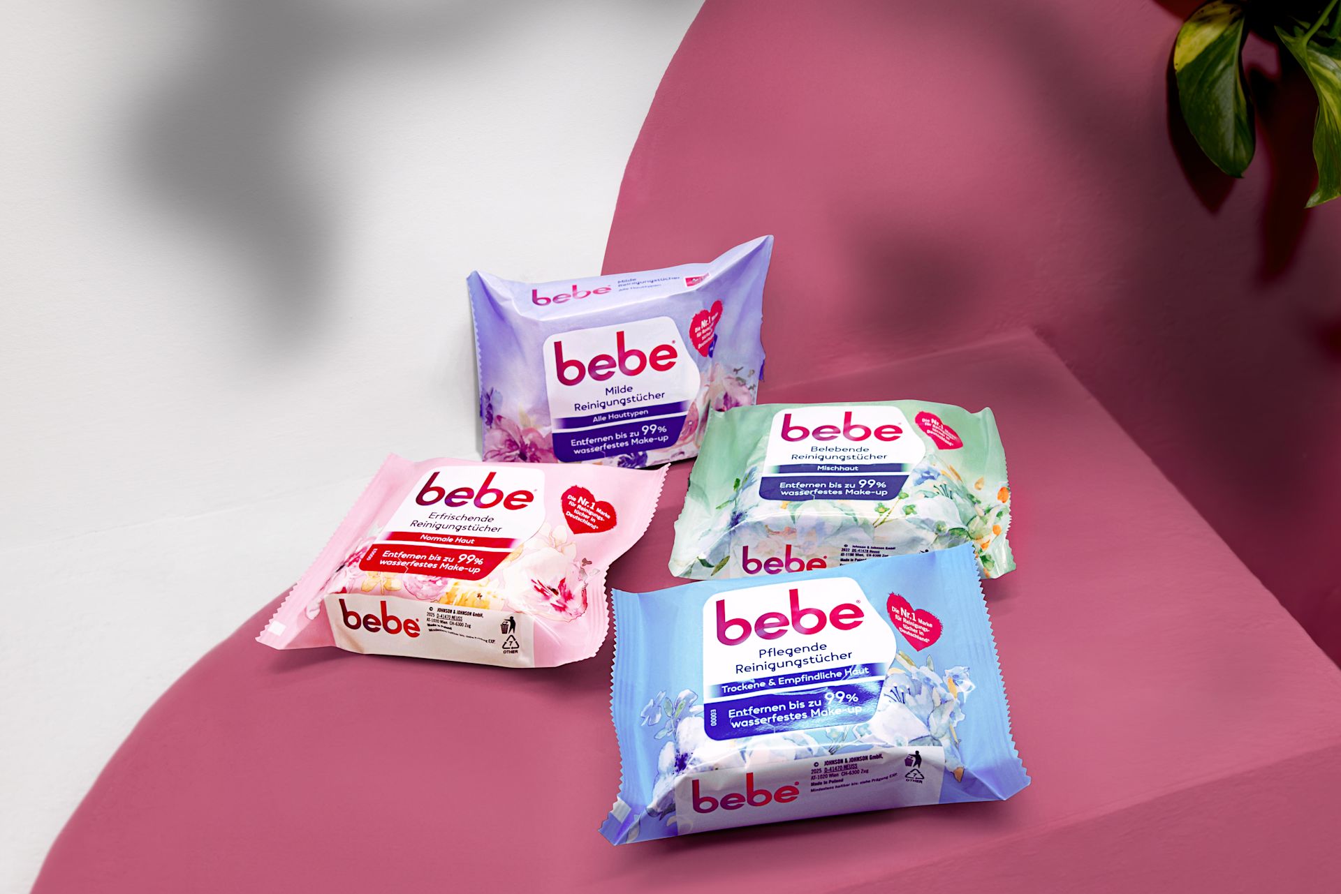 Verpackte Produkte der unterschiedlichen bebe Reinigungstücher für das Gesicht liegen ausgebreitet auf einem Tisch.
