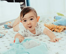 MIT EINEM BABY WIRD DAS LEBEN ZUM ABENTEUER. ENTDECKE WIE UNSERE STARS UNS IN DEN ALLTÄGLICHSTEN SITUATIONEN AUF TRAB HALTEN.
