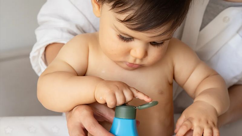 Babyhaut – Baby spielt mit Penaten Produkt