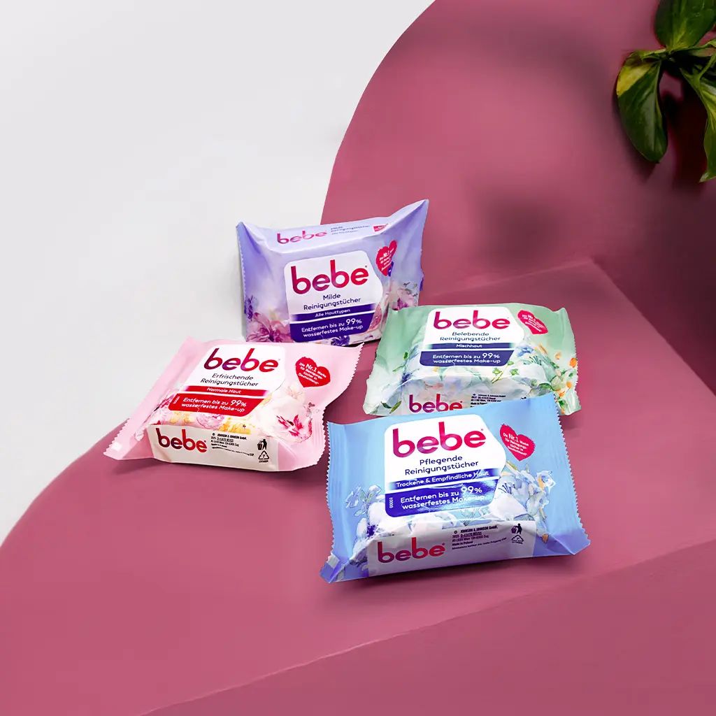 bebe Reinigunstücher Verpackungen auf einem roten Tisch